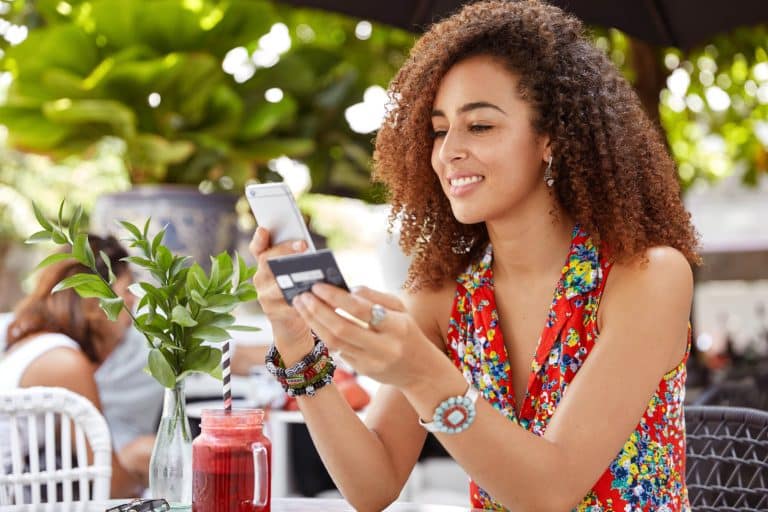 Pessoa fazendo pagamento com cartão no celular
