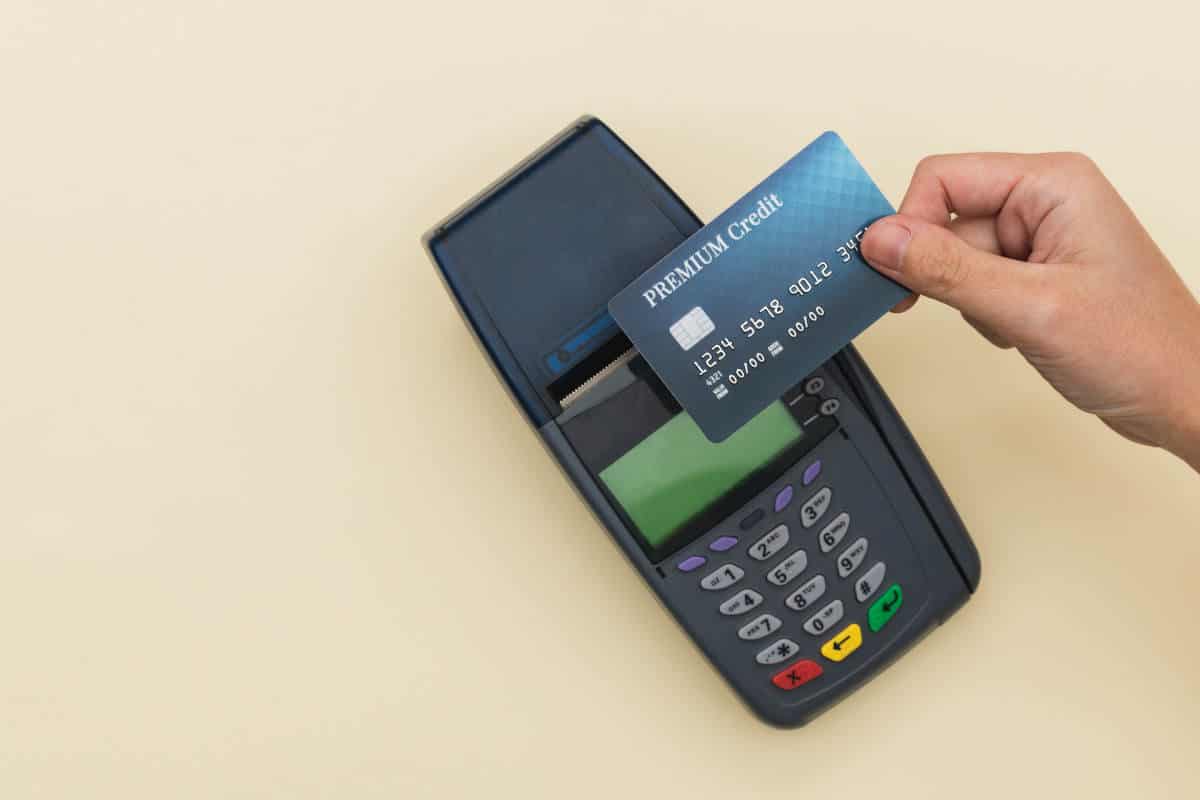Tela exibindo um cartão de crédito em um contexto de pagamento sem dinheiro, representando meios de pagamento digitais no novo normal.